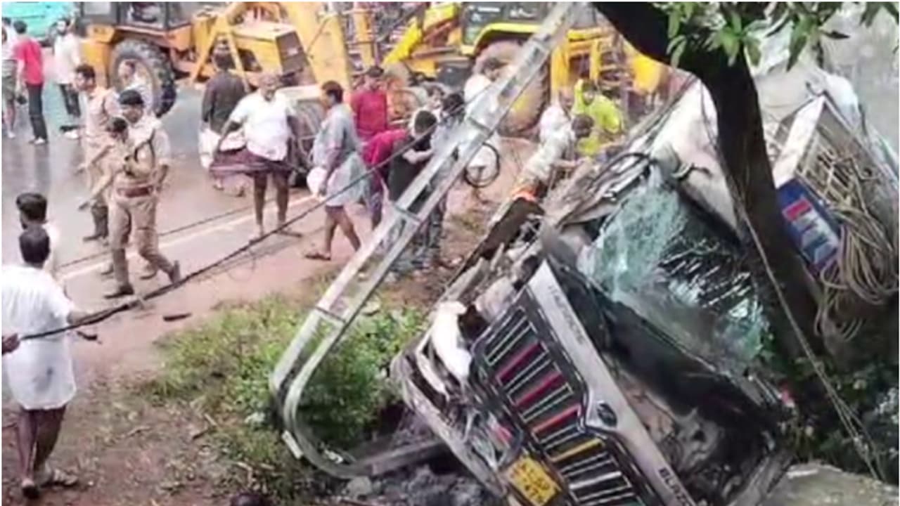 കണ്ണീരായി പനയമ്പാടം; പാലക്കാട് വിദ്യാർത്ഥികൾക്കിടയിലേക്ക് ലോറിപാഞ്ഞുകയറി 4 കുട്ടികൾക്ക് ദാരുണാന്ത്യം കണ്ണീരായി പനയമ്പാടം; പാലക്കാട് വിദ്യാർത്ഥികൾക്കിടയിലേക്ക് ലോറിപാഞ്ഞുകയറി 4 കുട്ടികൾക്ക് ദാരുണാന്ത്യം