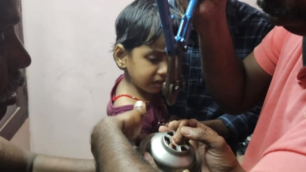 തൃശൂരില്‍ നാലു വയസുകാരിയുടെ കൈ സിങ്കില്‍ കുടുങ്ങി, രക്ഷകരായി അഗ്നിരക്ഷാ സേന