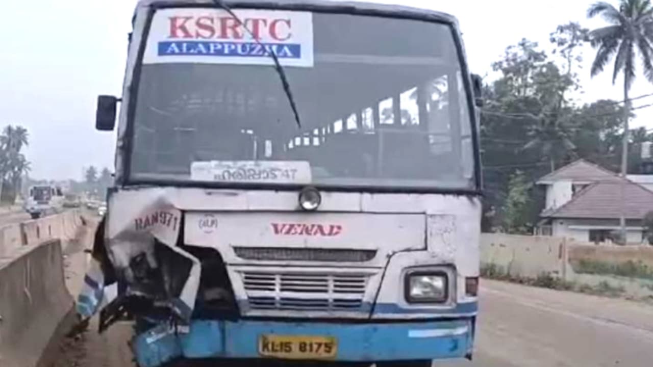 കെഎസ്ആർടിസി ബസ് ഡിവൈഡറിൽ ഇടിച്ചു; യാത്രക്കാരായ 20 പേര്‍ക്ക് തലയ്ക്കും പല്ലിനുമടക്കം പരിക്ക് 