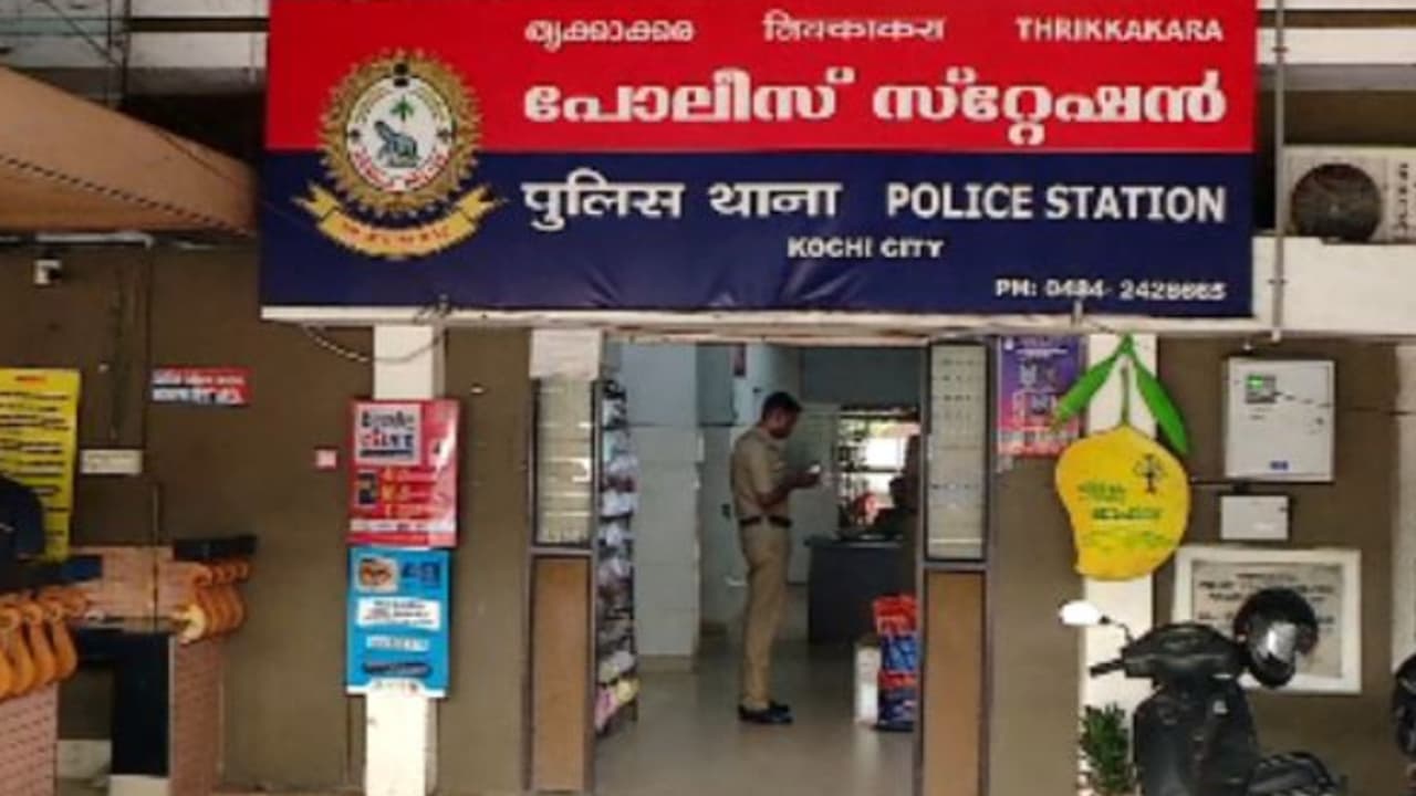 ഡേറ്റിംഗ് ആപ്പിലെ ചാറ്റിംഗ്, വിശ്വസിച്ച് പറഞ്ഞ സ്ഥലത്ത് ചെന്നപ്പോൾ പണി കിട്ടി, വീഡിയോ പകർത്തി; 6 പേർ പിടിയിൽ