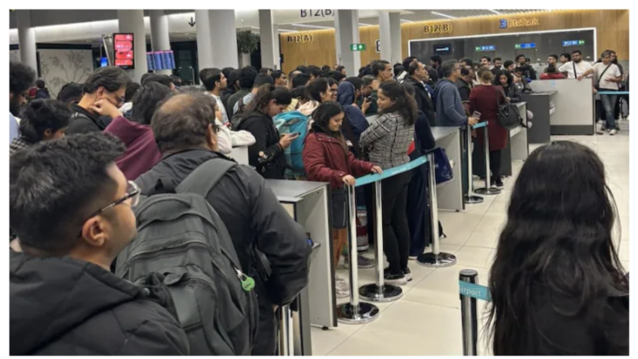 400ഓളം ഇന്ത്യൻ യാത്രക്കാർ തുർക്കി വിമാനത്താവളത്തിൽ കുടുങ്ങി, ഭക്ഷണവും താമസവുമില്ല; ഇൻഡി​ഗോ തിരിഞ്ഞുനോക്കിയില്ല