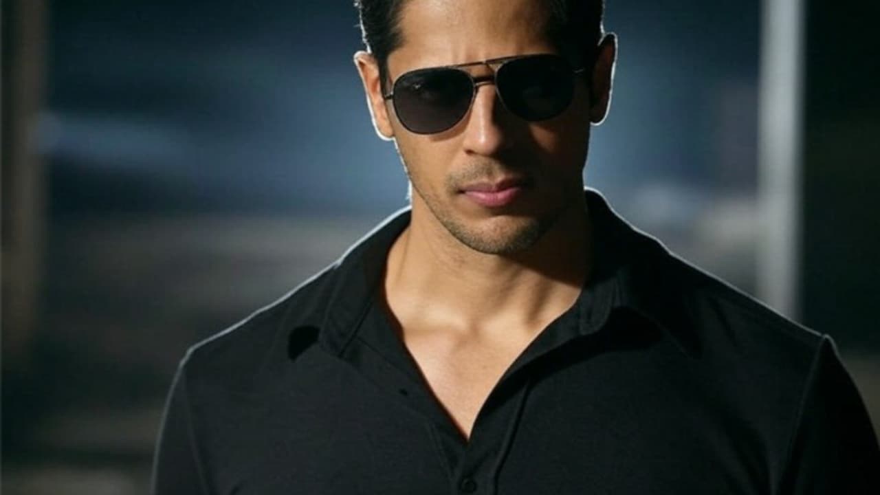 യൂണിഫോമിലല്ല, ഇനി റൊമാൻസ്, പുത്തൻ ചിത്രവുമായി സിദ്ധാര്ഥ് മല്ഹോത്ര യൂണിഫോമിലല്ല, ഇനി റൊമാൻസ്, പുത്തൻ ചിത്രവുമായി സിദ്ധാര്ഥ് മല്ഹോത്ര