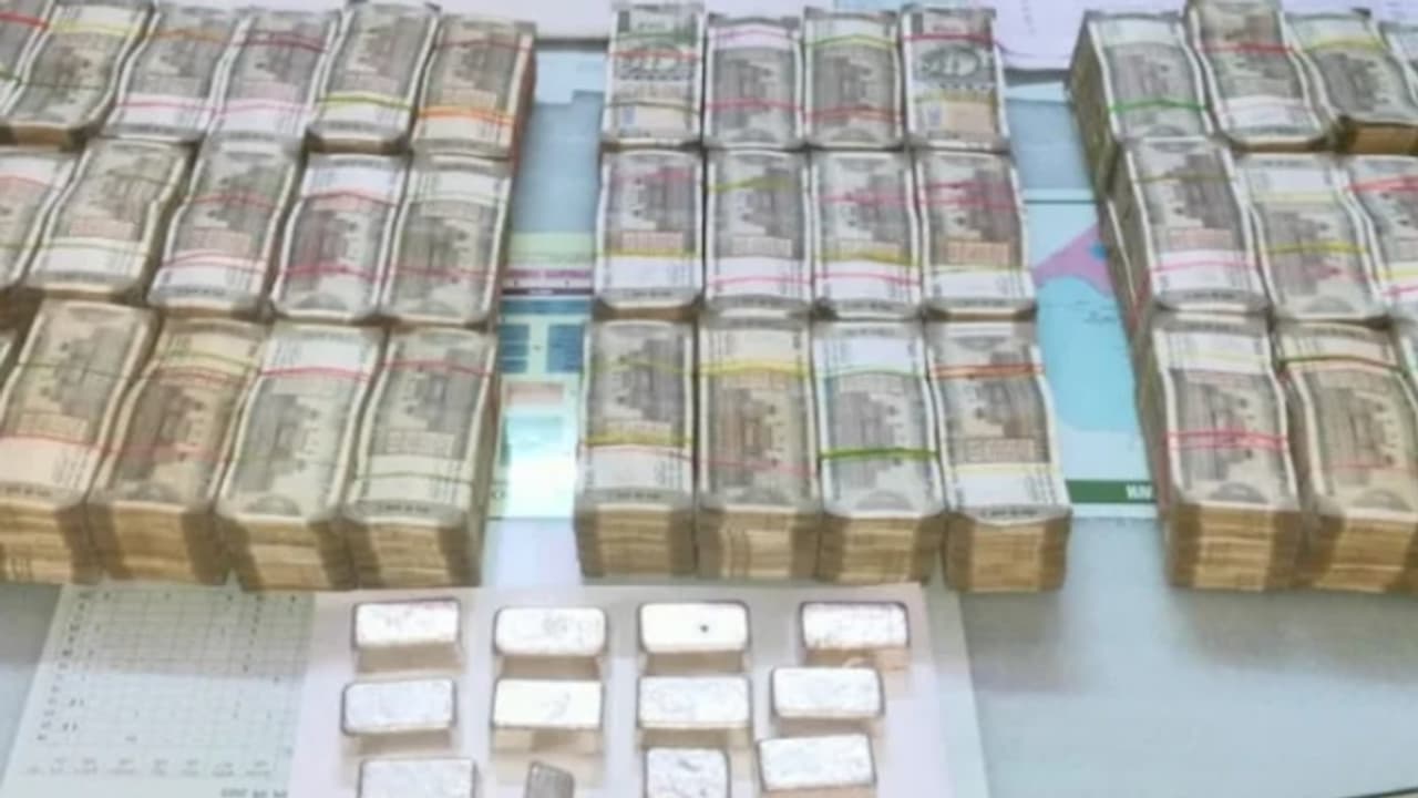 നമ്പർ പ്ലേറ്റില്ലാത്ത ബൈക്കിൽ 3 യുവാക്കൾ; സംശയം തോന്നി പിന്നാലെ പോയ പൊലീസുകാർ തെളിയിച്ചത് 11 മോഷണക്കേസുകൾ നമ്പർ പ്ലേറ്റില്ലാത്ത ബൈക്കിൽ 3 യുവാക്കൾ; സംശയം തോന്നി പിന്നാലെ പോയ പൊലീസുകാർ തെളിയിച്ചത് 11 മോഷണക്കേസുകൾ