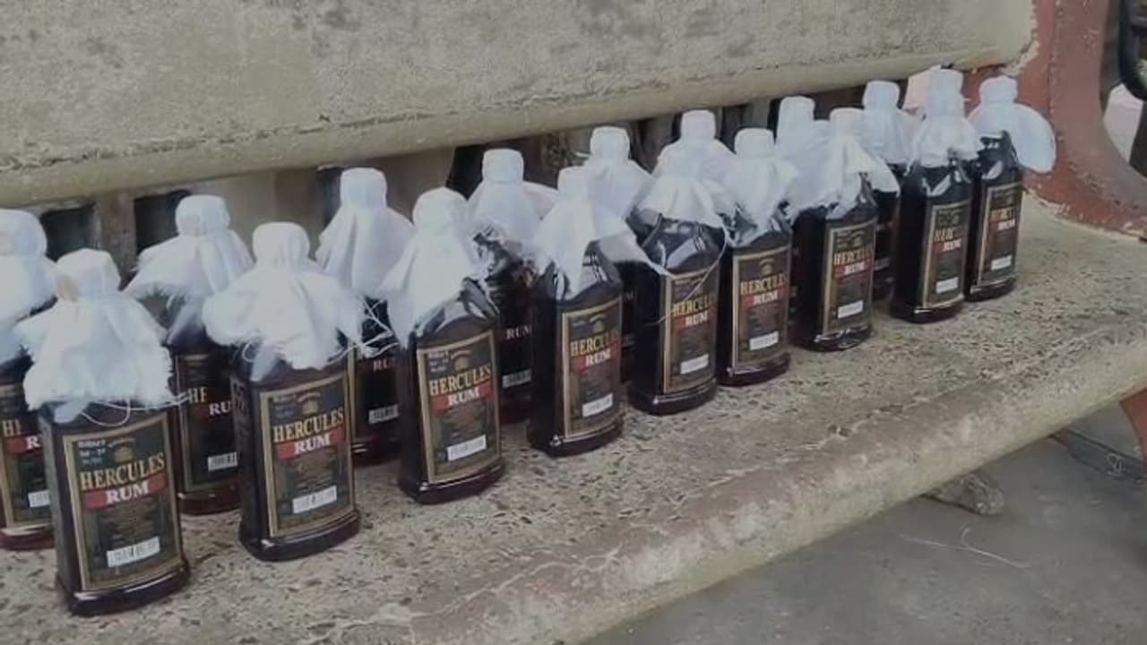 ജനറൽ കംപാർട്ട്മെന്‍റിന്‍റെ ശുചിമുറിക്ക് സമീപം ഉപേക്ഷിച്ച നിലയിൽ ബാഗ്; പരിശോധനയിൽ കണ്ടെത്തിയത് 18 കുപ്പി മദ്യം