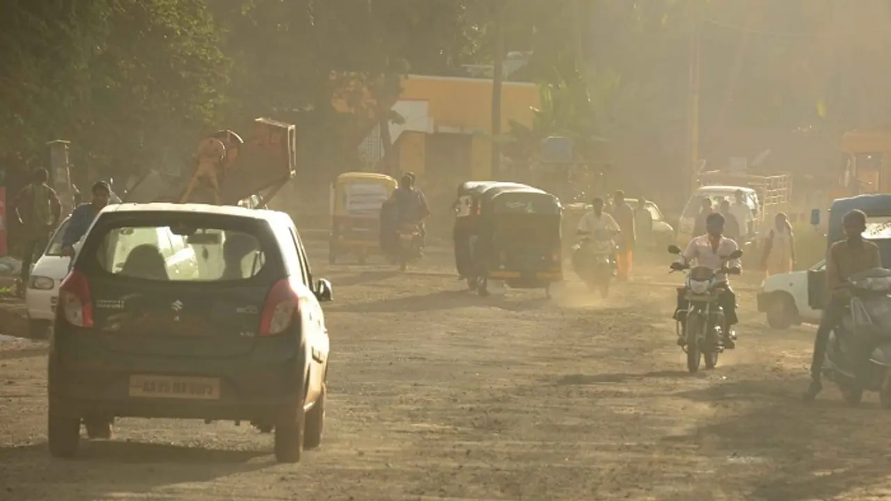 ಹಣದ ಕೊರತೆಯಿಂದ ಅರ್ಧಕ್ಕೆ ನಿಂತ ಕಾಮಗಾರಿ: ಧಾರವಾಡ ಜನರ ಶ್ವಾಸಕೋಶ ತುಂಬುತ್ತಿದೆ ಧೂಳು! ಹಣದ ಕೊರತೆಯಿಂದ ಅರ್ಧಕ್ಕೆ ನಿಂತ ಕಾಮಗಾರಿ: ಧಾರವಾಡ ಜನರ ಶ್ವಾಸಕೋಶ ತುಂಬುತ್ತಿದೆ ಧೂಳು!