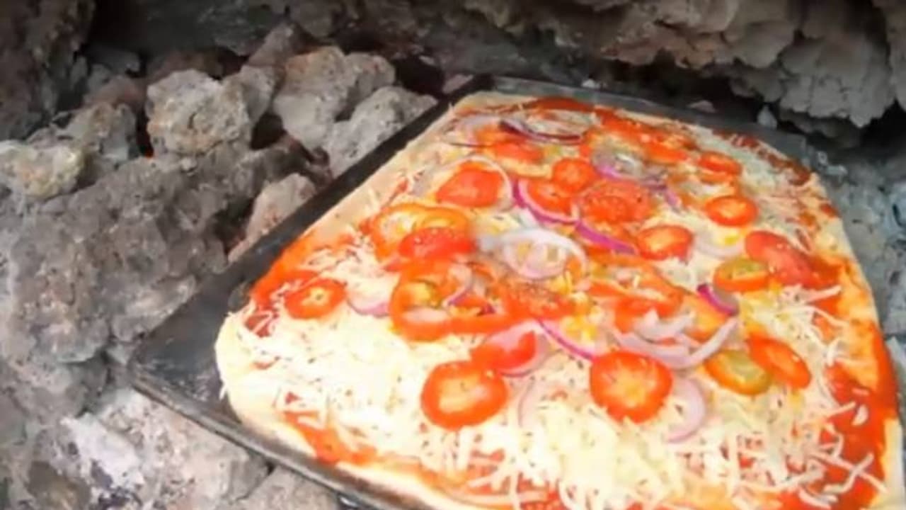 ഇതാണോ ലോകത്തിലെ ഏറ്റവും അപകടകാരിയായ പിസ? സാഹസികര്‍ക്ക് പ്രിയപ്പെട്ടത്, പാകം ചെയ്യുന്നത് അ​ഗ്നിപർവതത്തിൽ