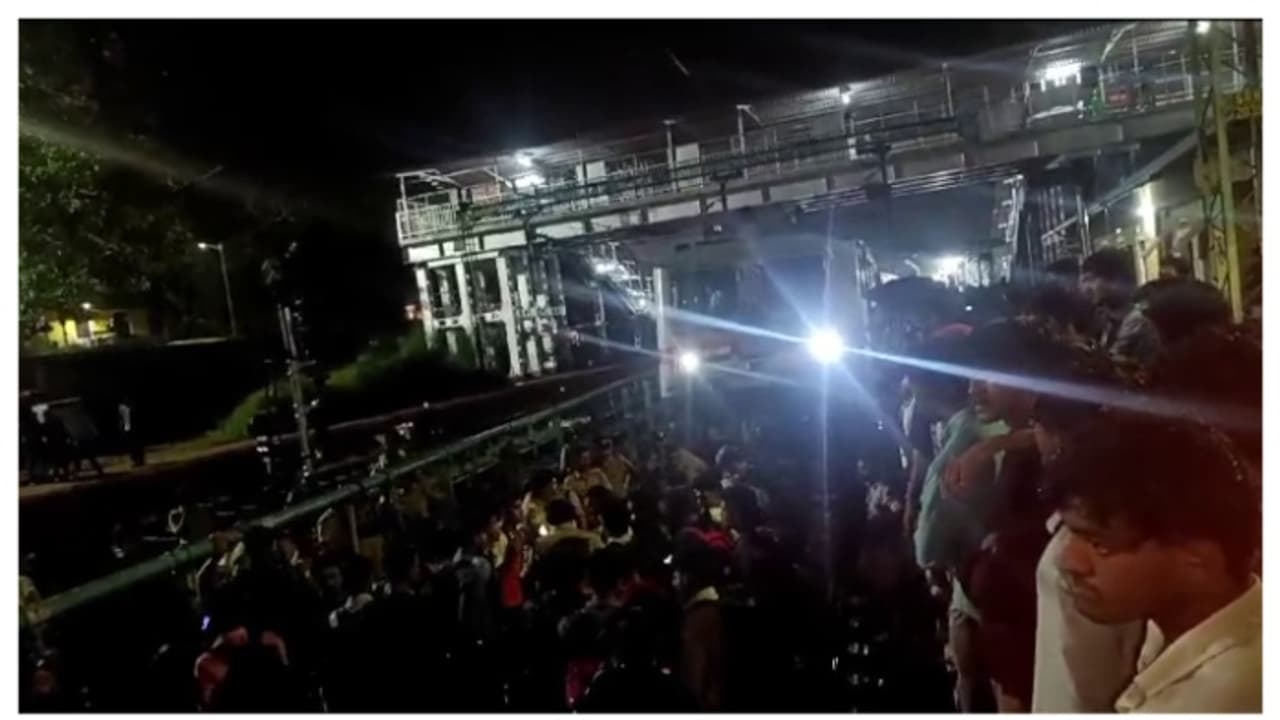 ട്രെയിൻ നേരത്തേ പോയി; ഷൊർണൂരിൽ ട്രെയിൻ തടഞ്ഞ് പ്രതിഷേധിച്ച് യാത്രക്കാർ; ഒടുവിൽ പരിഹരിച്ച് റെയിൽവേ