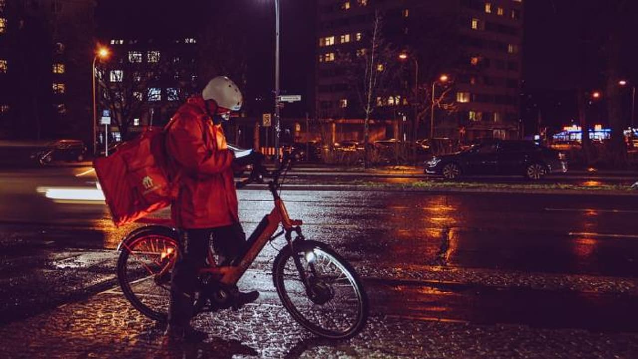 ഭാര്യയുപേക്ഷിച്ചു, കൊച്ചുകുഞ്ഞുമായി ഫുഡ് ഡെലിവറി, എല്ലാ കള്ളവും പൊക്കി, ചൈനയില്‍ ഇൻഫ്ലുവൻസർ അറസ്റ്റിൽ