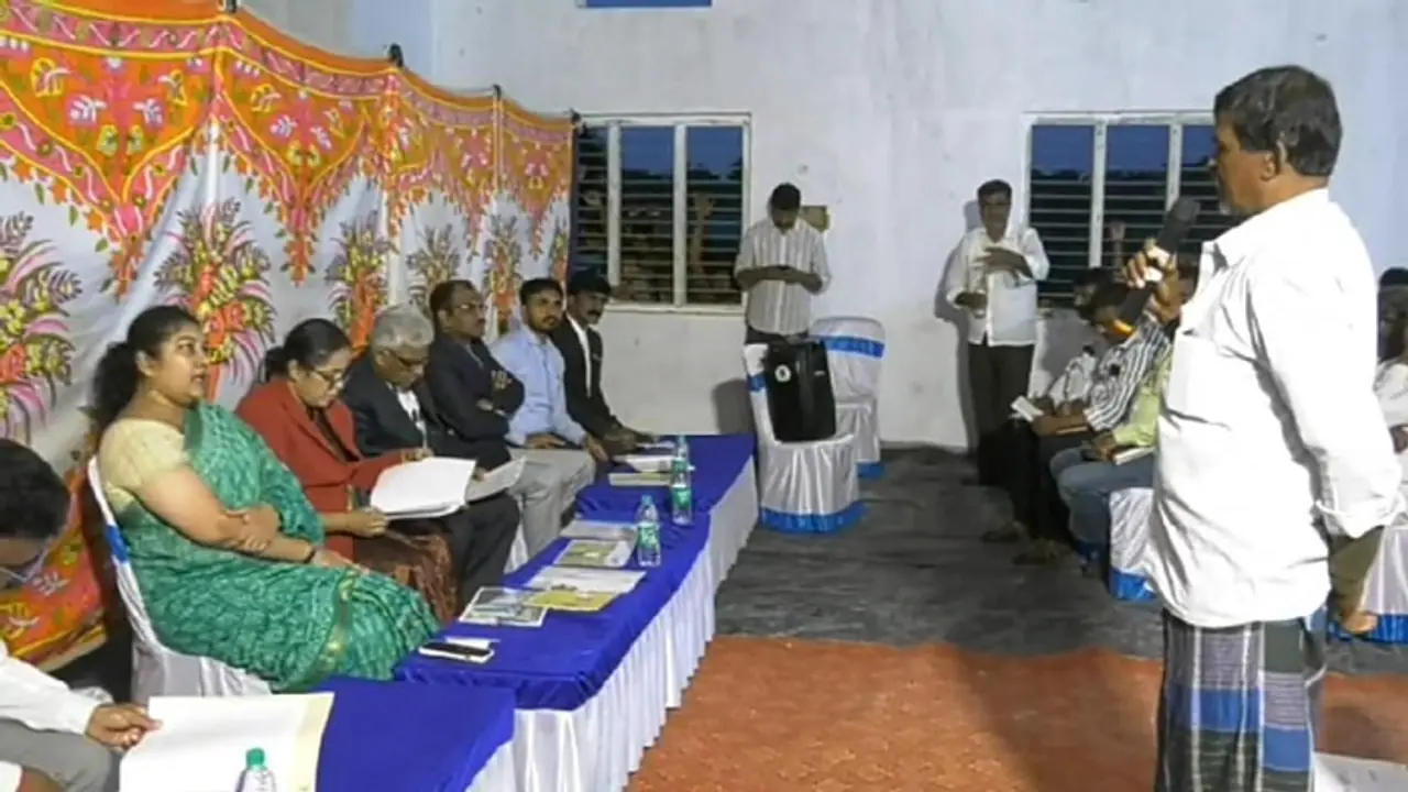 ಸುವರ್ಣ ನ್ಯೂಸ್ ಬಿಗ್ ಇಂಪ್ಯಾಕ್ಟ್: ಗ್ರಾಮಕ್ಕೆ ಡಿಸಿ, ಜಡ್ಜ್ ಭೇಟಿ, ಆ ಎರಡೂ ಕುಟುಂಬಗಳಿಗೆ ಬಹಿಷ್ಕಾರದಿಂದ ಮುಕ್ತಿ! ಸುವರ್ಣ ನ್ಯೂಸ್ ಬಿಗ್ ಇಂಪ್ಯಾಕ್ಟ್: ಗ್ರಾಮಕ್ಕೆ ಡಿಸಿ, ಜಡ್ಜ್ ಭೇಟಿ, ಆ ಎರಡೂ ಕುಟುಂಬಗಳಿಗೆ ಬಹಿಷ್ಕಾರದಿಂದ ಮುಕ್ತಿ!