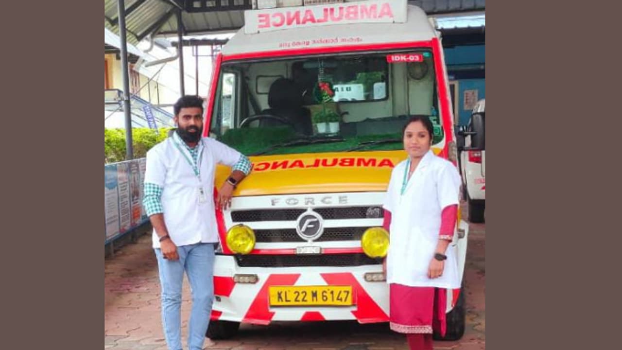 ആശുപത്രിയിലേക്ക് മാറ്റവേ പ്രസവ വേദന കൂടി; കനിവ് 108 ആംബുലൻസ് ജീവനക്കാരുടെ പരിചരണത്തിൽ 26കാരിക്ക് സുഖപ്രസവം ആശുപത്രിയിലേക്ക് മാറ്റവേ പ്രസവ വേദന കൂടി; കനിവ് 108 ആംബുലൻസ് ജീവനക്കാരുടെ പരിചരണത്തിൽ 26കാരിക്ക് സുഖപ്രസവം