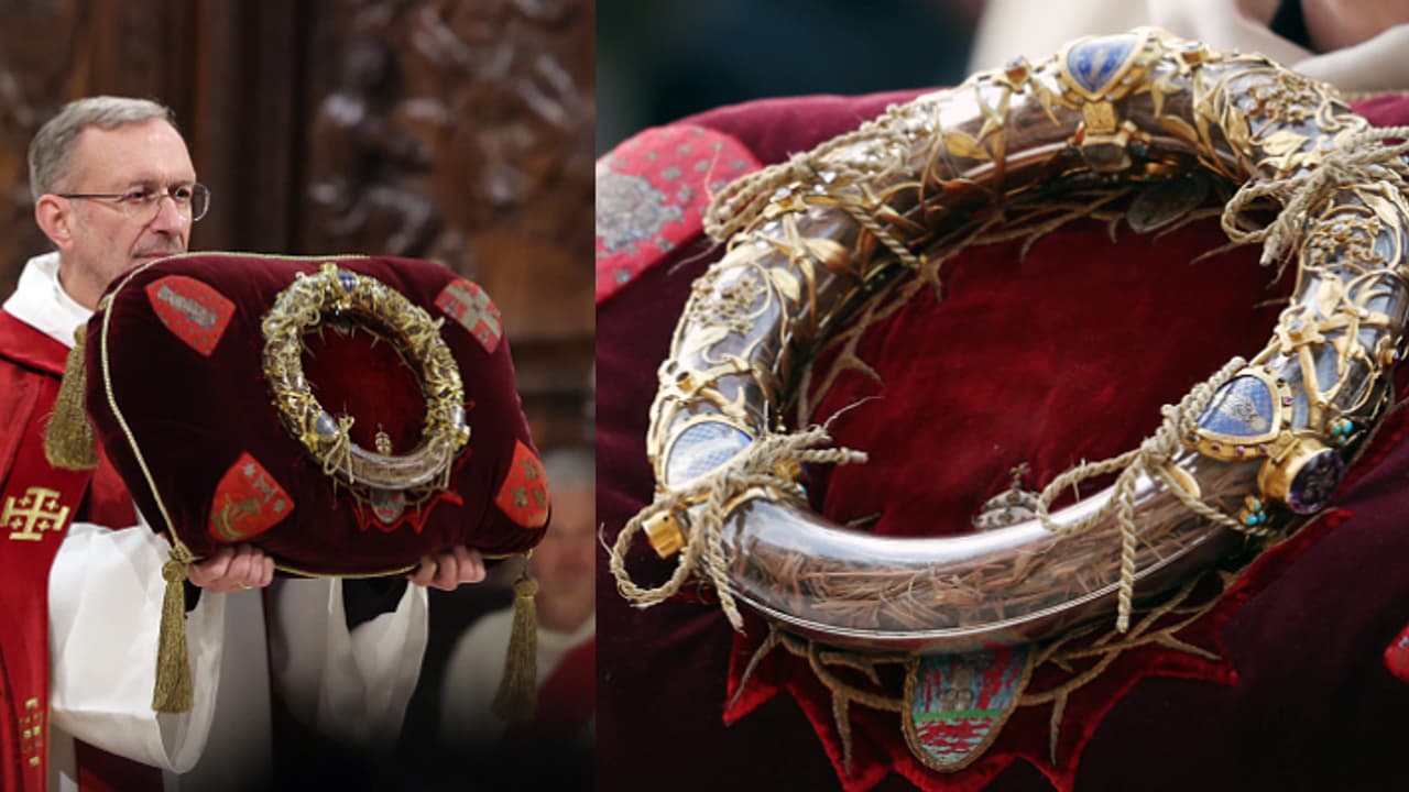 അഗ്നിബാധയെ അതിജീവിച്ച ക്രിസ്തുവിന്റെ മുൾക്കിരീടം നോത്രദാം കത്തീഡ്രലിലേക്ക് തിരികെ എത്തിച്ചു അഗ്നിബാധയെ അതിജീവിച്ച ക്രിസ്തുവിന്റെ മുൾക്കിരീടം നോത്രദാം കത്തീഡ്രലിലേക്ക് തിരികെ എത്തിച്ചു