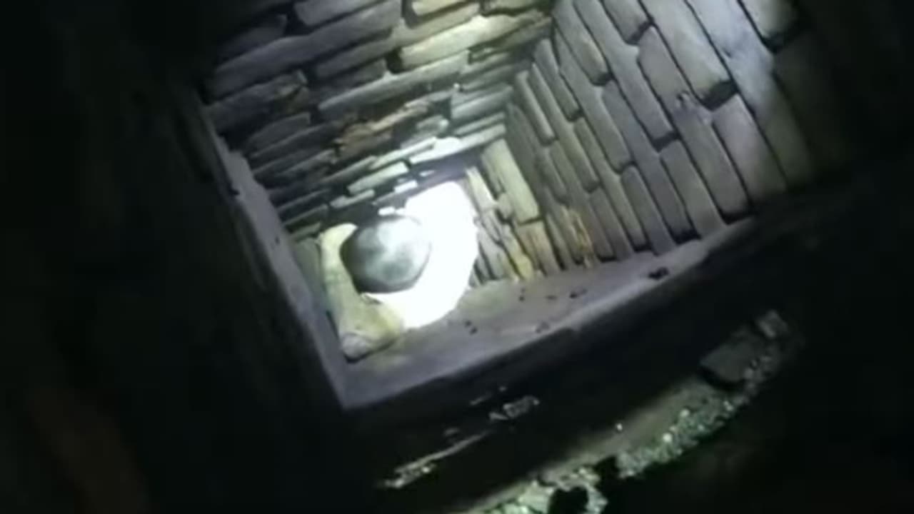 പൊലീസിനെ വെട്ടിക്കാനായി ചിമ്മിനിയിൽ ചാടിയിറങ്ങി, കുടുങ്ങി, യുവാവിനെ ആശുപത്രിയിലെത്തിച്ച് അറസ്റ്റ് ചെയ്തു പൊലീസിനെ വെട്ടിക്കാനായി ചിമ്മിനിയിൽ ചാടിയിറങ്ങി, കുടുങ്ങി, യുവാവിനെ ആശുപത്രിയിലെത്തിച്ച് അറസ്റ്റ് ചെയ്തു