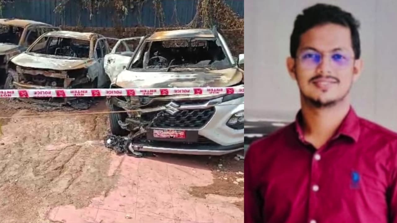 തലശേരിയിലെ കാർ ഷോറൂമിലെ തീപിടിത്തത്തിൽ വഴിത്തിരിവ്, കാറുകൾക്ക് തീപിടിച്ചതല്ല, തീയിട്ടത്; ജീവനക്കാരൻ അറസ്റ്റിൽ തലശേരിയിലെ കാർ ഷോറൂമിലെ തീപിടിത്തത്തിൽ വഴിത്തിരിവ്, കാറുകൾക്ക് തീപിടിച്ചതല്ല, തീയിട്ടത്; ജീവനക്കാരൻ അറസ്റ്റിൽ