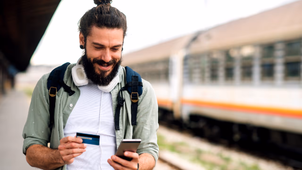 ട്രെയിന്‍ ടിക്കറ്റ് ബുക്ക് ചെയ്യുമ്പോൾ പണം ലാഭിക്കണമോ? ഈ 4 ക്രെഡിറ്റ് കാർഡുകൾ നൽകുന്നത് വമ്പൻ ഓഫർ 