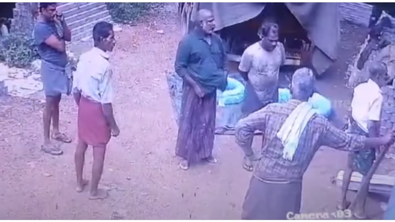 കടയുടമ സാധനം ഇറക്കി, തടയാൻ സംഘടിച്ചെത്തി ചുമട്ട് തൊഴിലാളികൾ; പിടിവലിക്കൊടുവിൽ കടയുടമയ്ക്ക് പരിക്ക് 