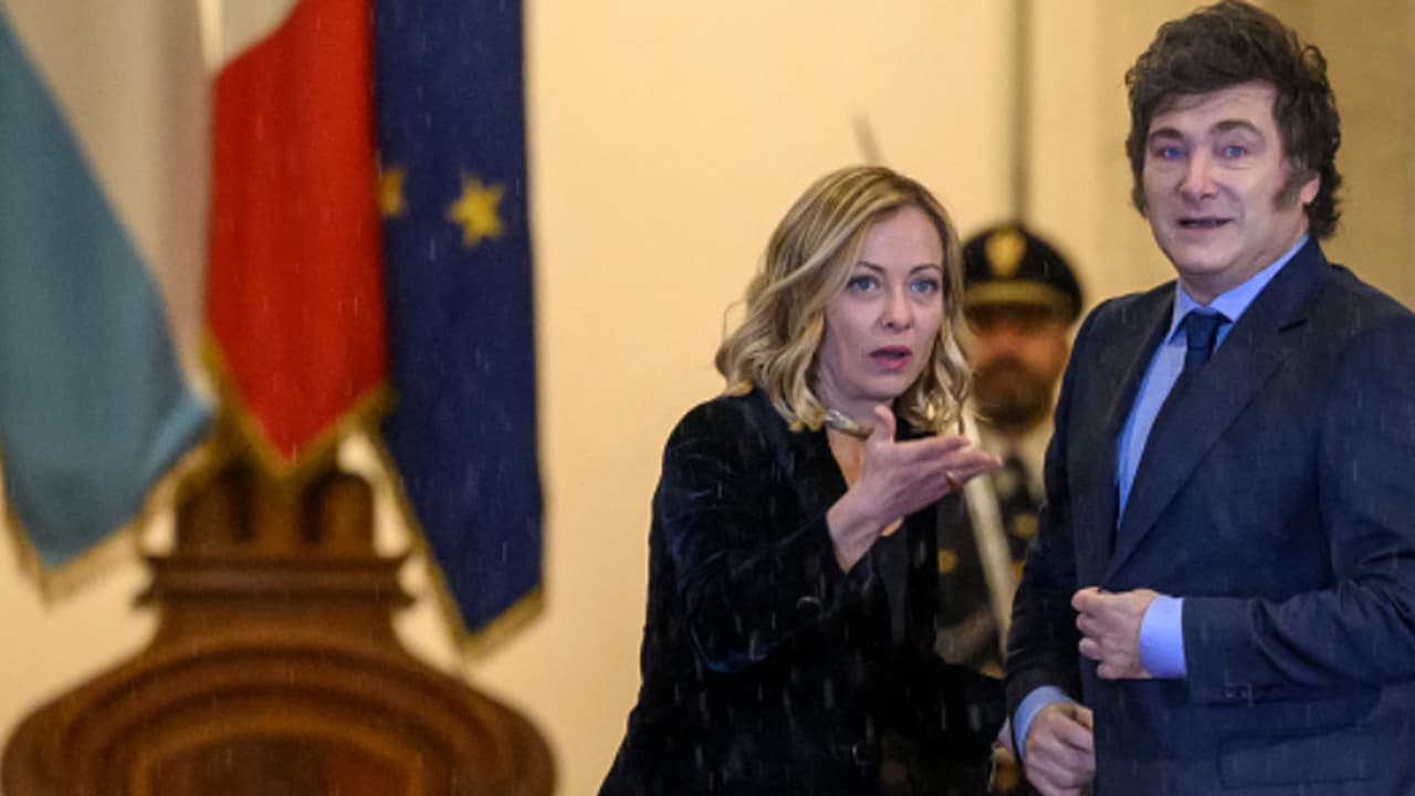 അർജന്റീനയുടെ പ്രസിഡന്റിന് ഇറ്റലിയുടെ പൗരത്വം, പ്രധാനമന്ത്രി ജോർജിയയ്ക്ക് രൂക്ഷ വിമർശനം അർജന്റീനയുടെ പ്രസിഡന്റിന് ഇറ്റലിയുടെ പൗരത്വം, പ്രധാനമന്ത്രി ജോർജിയയ്ക്ക് രൂക്ഷ വിമർശനം