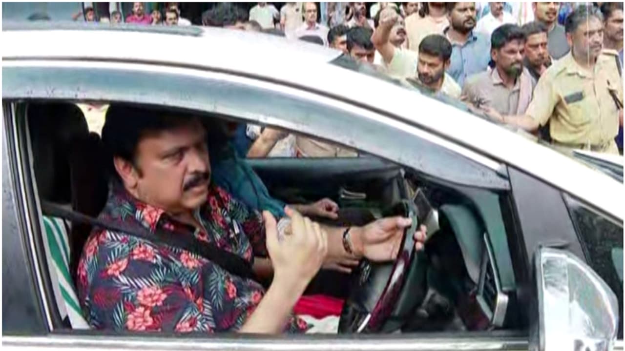 പനയമ്പാടം അപകടം; റോഡ് വീണ്ടും പരുക്കൻ ആക്കുമെന്ന് മന്ത്രി കെബി ഗണേശ് കുമാർ, ഔദ്യോഗിക വാഹനം ഓടിച്ചും പരിശോധന പനയമ്പാടം അപകടം; റോഡ് വീണ്ടും പരുക്കൻ ആക്കുമെന്ന് മന്ത്രി കെബി ഗണേശ് കുമാർ, ഔദ്യോഗിക വാഹനം ഓടിച്ചും പരിശോധന