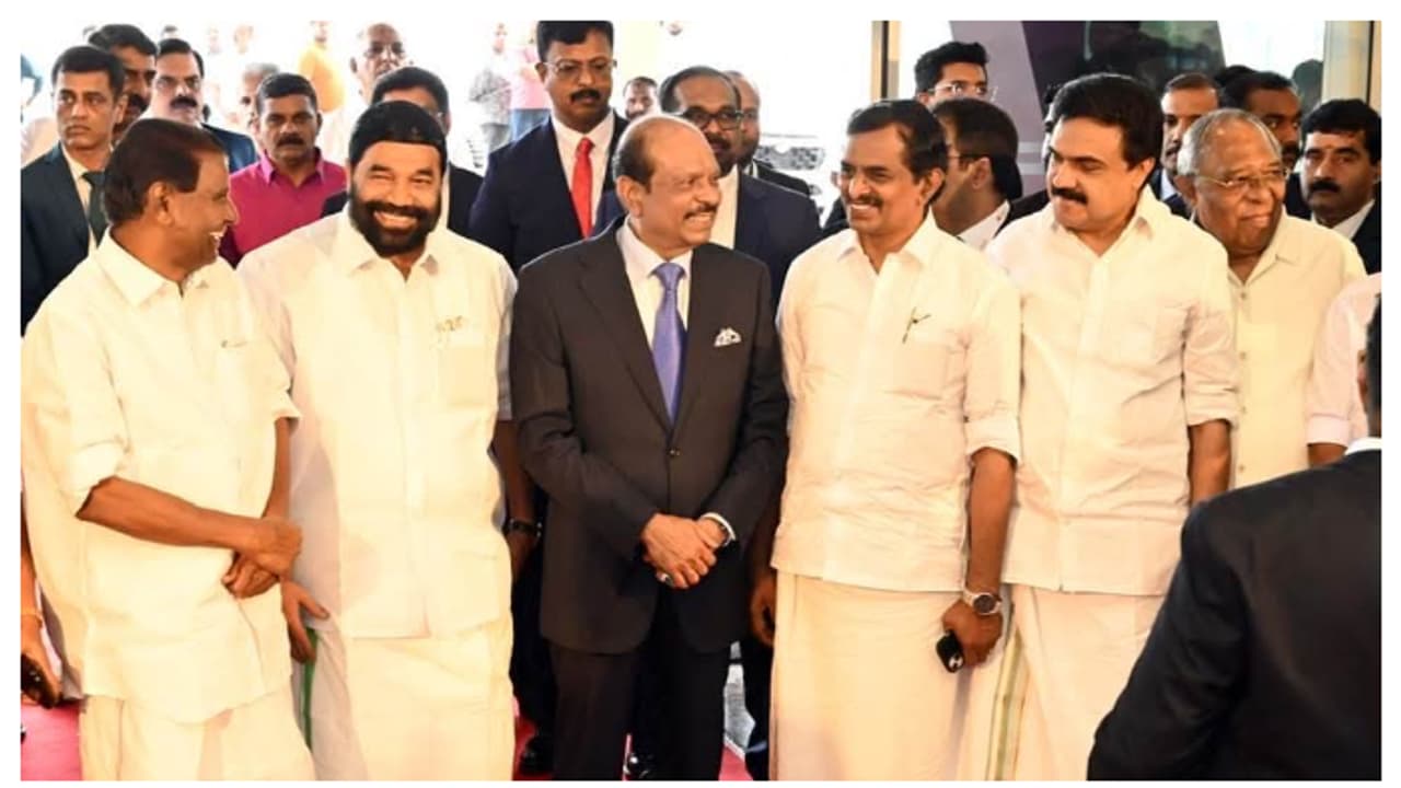 നാലാമതൊരു 'എൽ' കൂടി! കോട്ടയത്തിനിത് ക്രിസ്തുമസ് പുതുവര്ഷ സമ്മാനം, ആഘോഷമായി ലുലുമാള് തുറന്നു നാലാമതൊരു 'എൽ' കൂടി! കോട്ടയത്തിനിത് ക്രിസ്തുമസ് പുതുവര്ഷ സമ്മാനം, ആഘോഷമായി ലുലുമാള് തുറന്നു