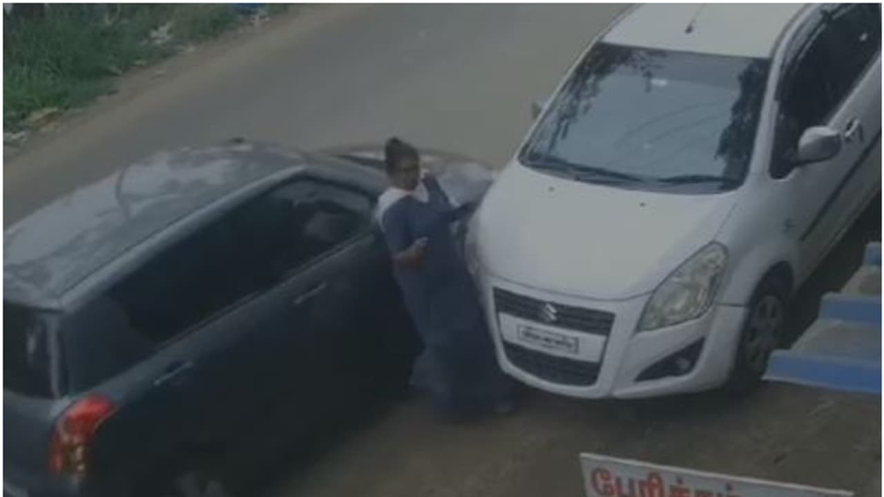 അമിത വേ​ഗതയിൽ പാഞ്ഞെത്തി കറുത്ത കാർ; യുവതിയെ തൊട്ടു മുന്നോട്ടുപോയി തലകീഴായി മറിഞ്ഞു,സിസിടിവി ദൃശ്യങ്ങൾ പുറത്ത്