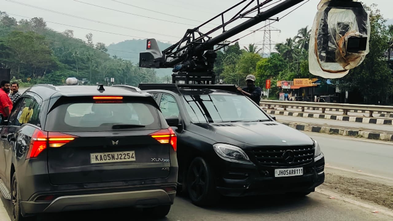 ദേശീയപാതയിൽ രാവിലെ ആറിന് പ്രത്യക്ഷപ്പെട്ട ആഢംബര കാര്, നാട്ടുകാർ തടഞ്ഞു, റോഡ് തടഞ്ഞ് നടന്നത് പരസ്യ ചിത്രീകരണം ദേശീയപാതയിൽ രാവിലെ ആറിന് പ്രത്യക്ഷപ്പെട്ട ആഢംബര കാര്, നാട്ടുകാർ തടഞ്ഞു, റോഡ് തടഞ്ഞ് നടന്നത് പരസ്യ ചിത്രീകരണം