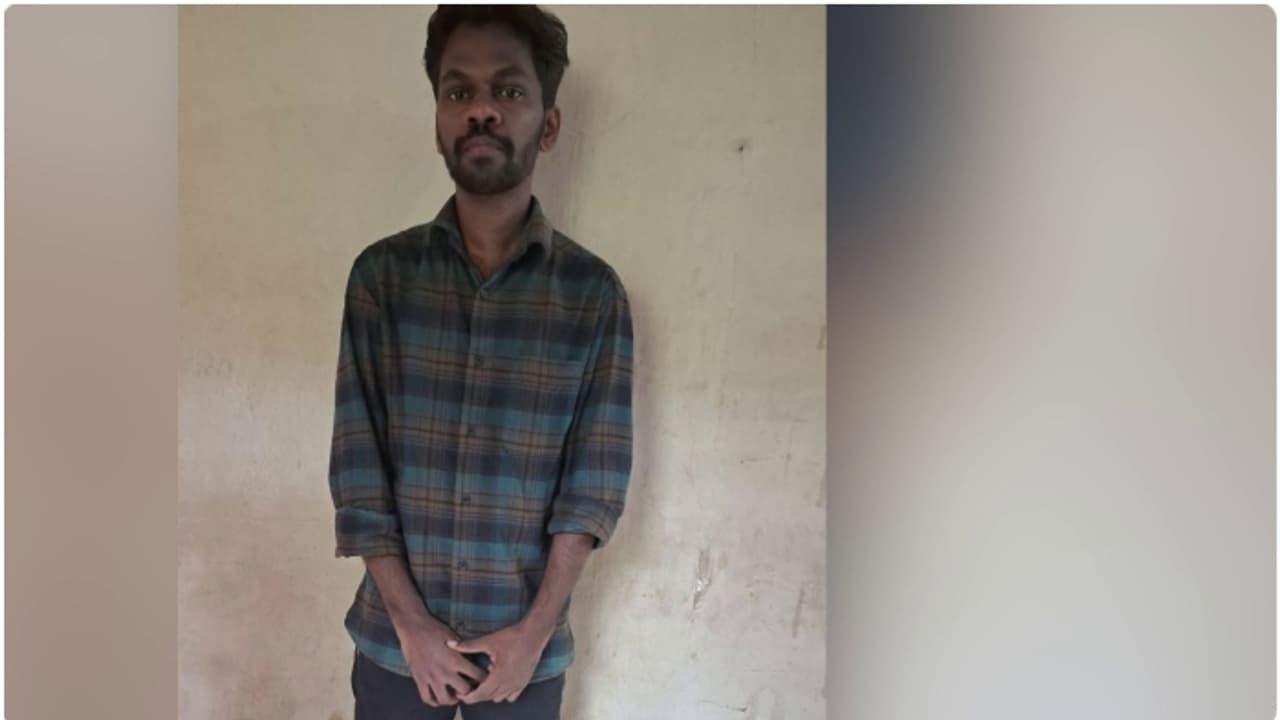 പണയം വെച്ചത് സ്വര്ണ്ണം, ബാങ്കിലുളളത് തിരൂർ പൊന്ന്; ഗ്രാമീൺ ബാങ്കിൽ തട്ടിപ്പ്; അസിസ്റ്റന്റ് മാനേജർ അറസ്റ്റിൽ പണയം വെച്ചത് സ്വര്ണ്ണം, ബാങ്കിലുളളത് തിരൂർ പൊന്ന്; ഗ്രാമീൺ ബാങ്കിൽ തട്ടിപ്പ്; അസിസ്റ്റന്റ് മാനേജർ അറസ്റ്റിൽ