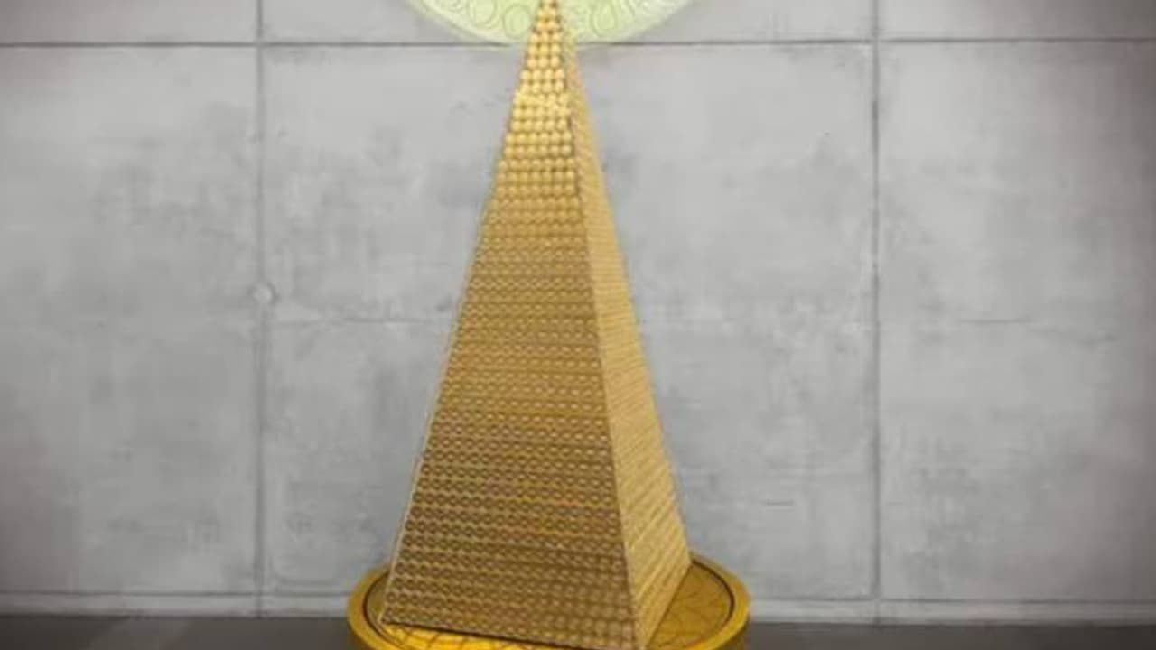 തനിത്തങ്കം തന്നെ; ക്രിസ്‍മസ് ട്രീയുടെ വില കേട്ടാൽ ആരായാലും അമ്പരന്നു പോകും, 47 കോടി രൂപ..!