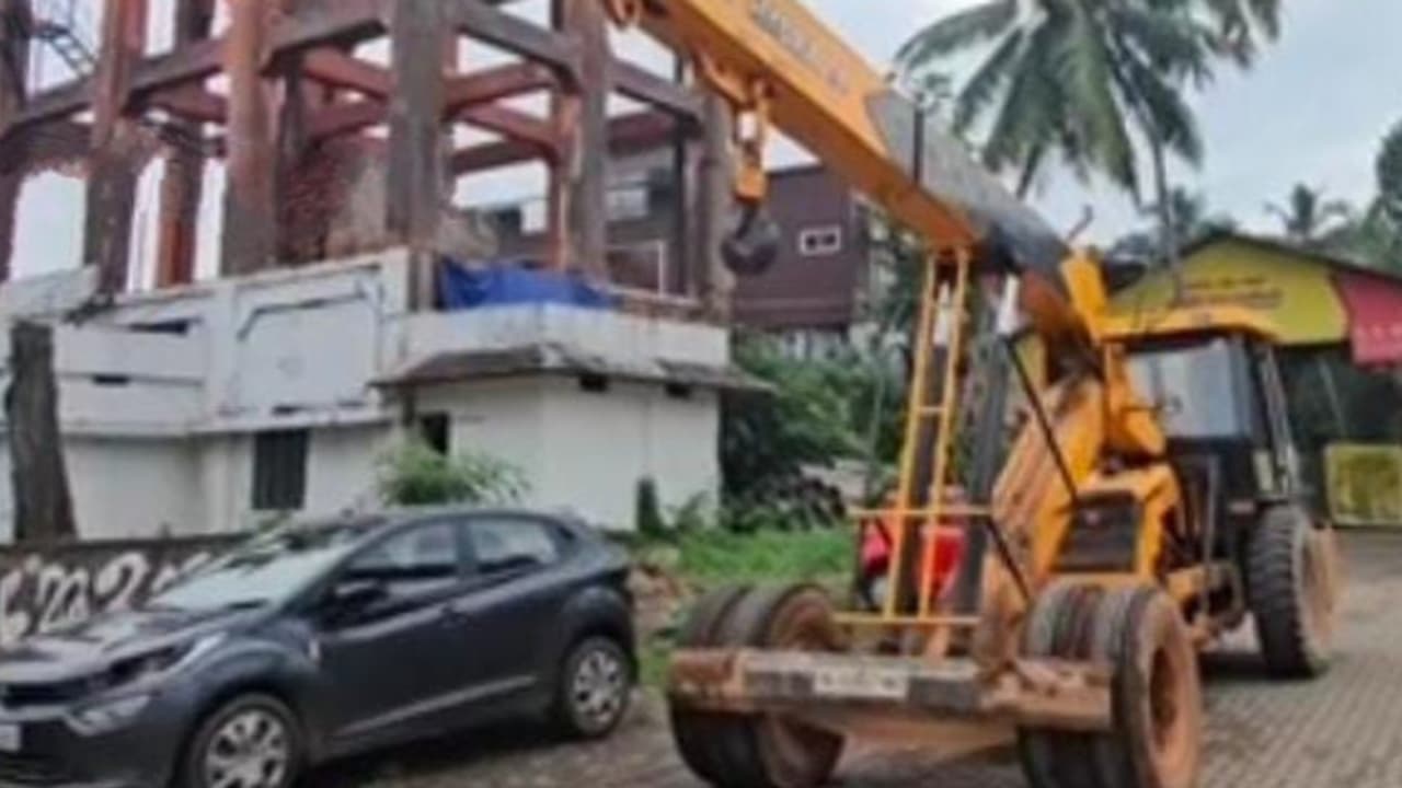 ദേശീയപാത നിർമാണത്തിനുള്ള ക്രെയിനിടിച്ച് കാൽനട യാത്രക്കാരിയായ യുവതിക്ക് ഗുരുതര പരിക്ക് ദേശീയപാത നിർമാണത്തിനുള്ള ക്രെയിനിടിച്ച് കാൽനട യാത്രക്കാരിയായ യുവതിക്ക് ഗുരുതര പരിക്ക്