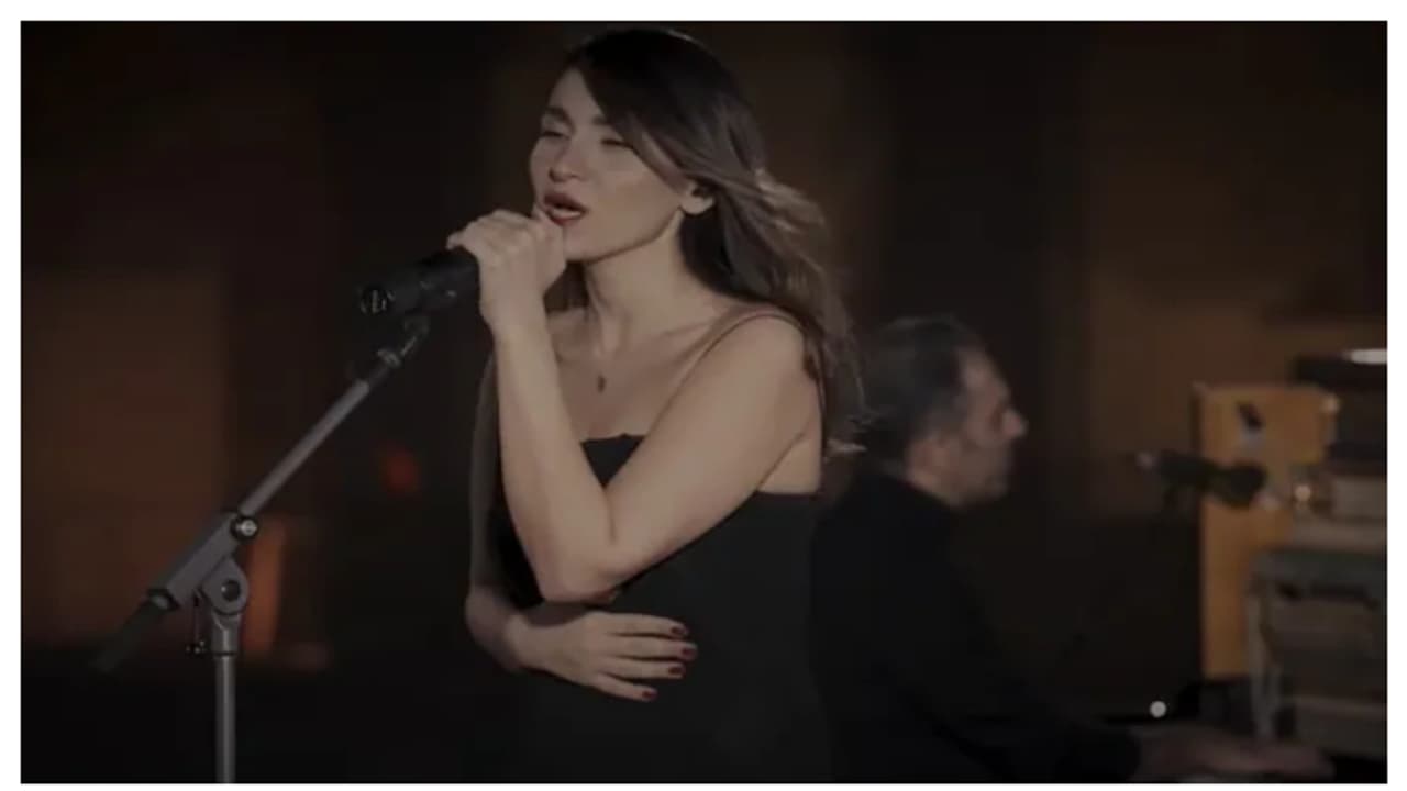 യൂട്യൂബിൽ പരിപാടി അവതരിപ്പിച്ചതിന് പിന്നാലെ ഗായികയെ അറസ്റ്റ് ചെയ്തു, ഹിജാബ് ധരിച്ചില്ലെന്ന് കേസ് യൂട്യൂബിൽ പരിപാടി അവതരിപ്പിച്ചതിന് പിന്നാലെ ഗായികയെ അറസ്റ്റ് ചെയ്തു, ഹിജാബ് ധരിച്ചില്ലെന്ന് കേസ്