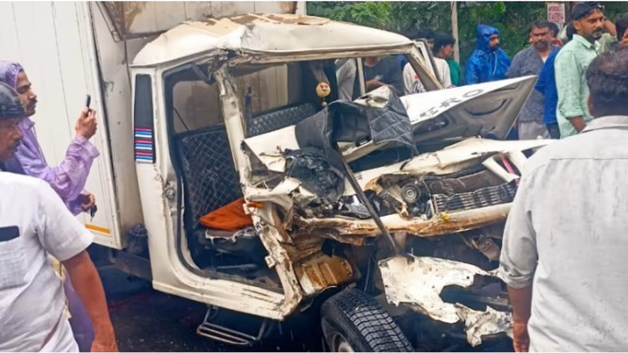 സ്വകാര്യ ടൂറിസ്റ്റ് ബസും ബൊലേറോ പിക്കപ്പ്‌വാനും ബുള്ളറ്റും കൂട്ടിയിടിച്ചു; 5 പേർക്ക് പരിക്ക്