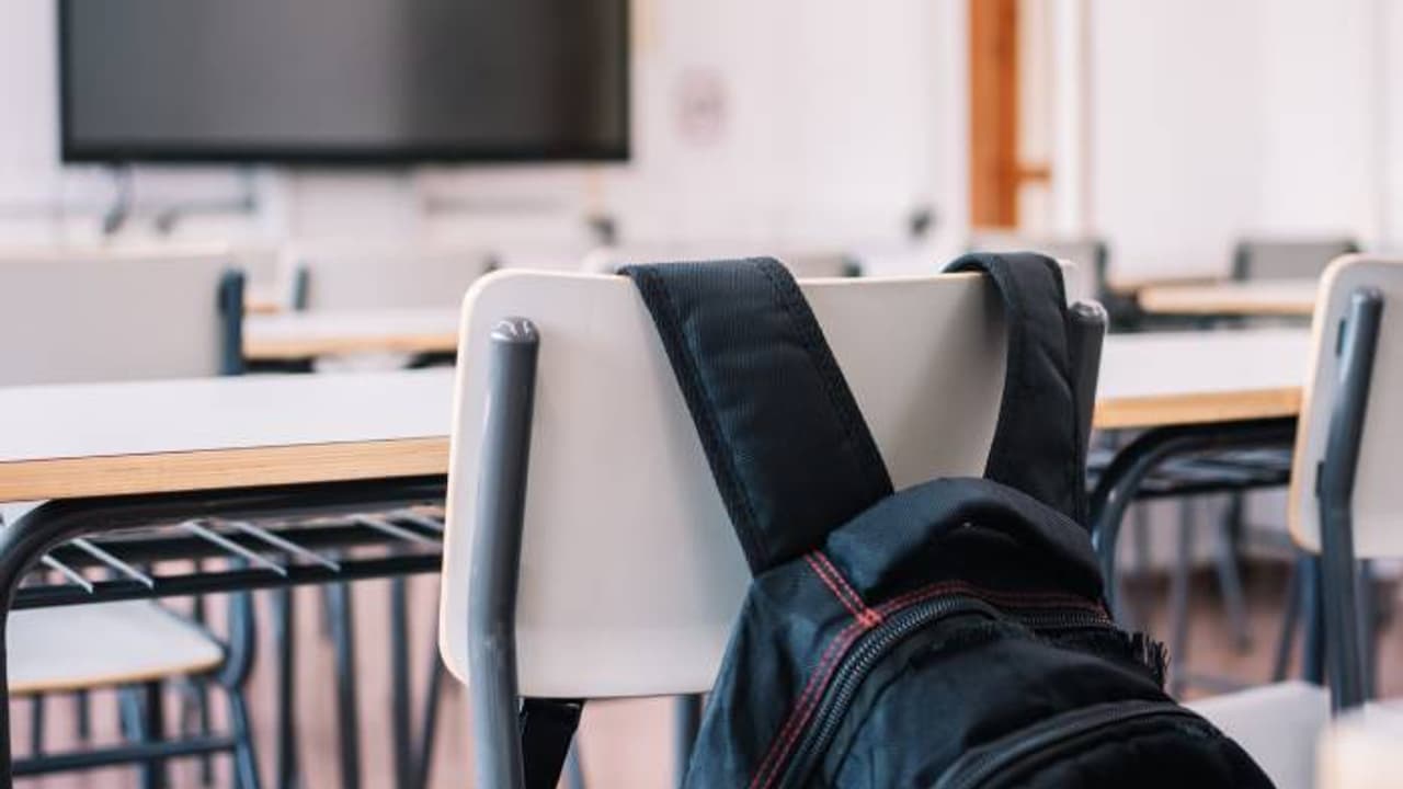 നിരന്തരം അവ​ഗണനയും അപമാനവും, ഒന്നും പഠിപ്പിച്ചില്ല, 25കോടി നഷ്ടപരിഹാരം വേണം, സ്കൂളിനെതിരെ പരാതിയുമായി 19 കാരി