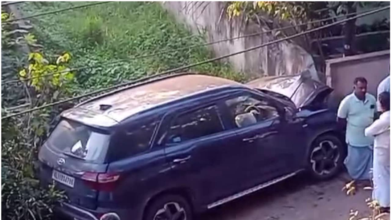 എതിർദിശയിൽ അമിത വേ​ഗത്തിൽ വാഹനം; സൈഡ് കൊടുത്ത കാർ പറവൂർ പാലത്തിൽ നിന്നും താഴേക്ക് നിരങ്ങി വീണു