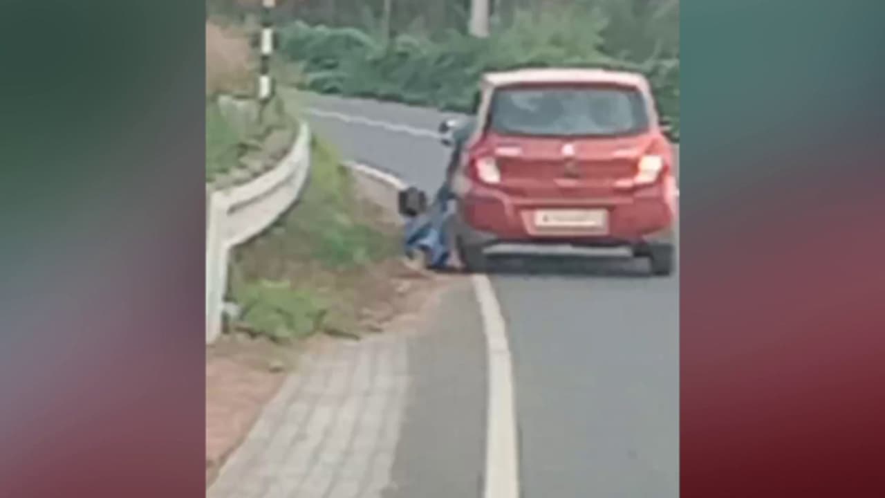 ചെക്ക് ഡാം കാണാനെത്തിയവർ തമ്മിൽ തർക്കം, ആക്രമണം തടയാൻ ശ്രമിച്ച ആദിവാസി യുവാവിനെ റോഡിലൂടെ വലിച്ചിഴച്ചു ചെക്ക് ഡാം കാണാനെത്തിയവർ തമ്മിൽ തർക്കം, ആക്രമണം തടയാൻ ശ്രമിച്ച ആദിവാസി യുവാവിനെ റോഡിലൂടെ വലിച്ചിഴച്ചു