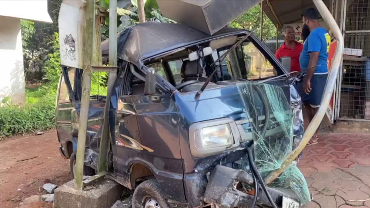 കോഴിക്കോട് ഒമ്നി വാൻ വൈദ്യുതി പോസ്റ്റുകളിൽ ഇടിച്ച് അപകടം; വാൻ പൂര്ണമായും തകര്ന്നു, യാത്രക്കാർക്ക് പരിക്ക് കോഴിക്കോട് ഒമ്നി വാൻ വൈദ്യുതി പോസ്റ്റുകളിൽ ഇടിച്ച് അപകടം; വാൻ പൂര്ണമായും തകര്ന്നു, യാത്രക്കാർക്ക് പരിക്ക്