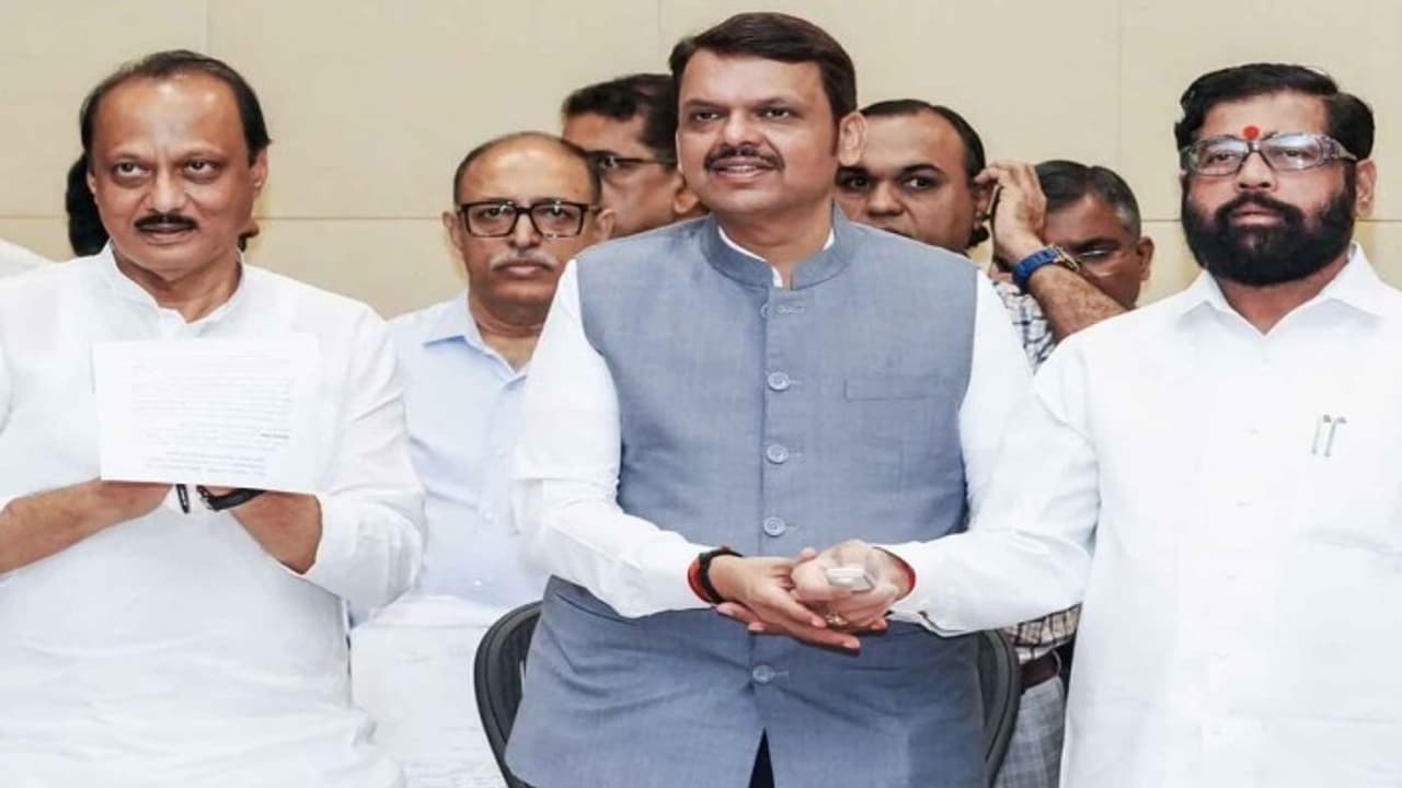 'രണ്ടര വർഷം കഴിഞ്ഞാൽ രാജിവെക്കണം'; മന്ത്രിമാരിൽ നിന്ന് ഉറപ്പ് എഴുതി വാങ്ങാൻ ഷിൻഡെ വിഭാഗം, പ്രതിസന്ധി രൂക്ഷം 'രണ്ടര വർഷം കഴിഞ്ഞാൽ രാജിവെക്കണം'; മന്ത്രിമാരിൽ നിന്ന് ഉറപ്പ് എഴുതി വാങ്ങാൻ ഷിൻഡെ വിഭാഗം, പ്രതിസന്ധി രൂക്ഷം