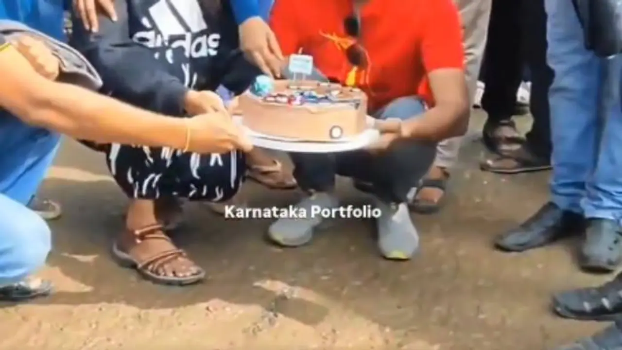 പൊട്ടിപ്പൊളിഞ്ഞ് മൊത്തം കുഴികളുമായി റോഡ്, അതേ രൂപത്തിൽ കേക്കുമായി ജനങ്ങളുടെ പ്രതിഷേധം, സംഭവം ബെം​ഗളൂരുവിൽ