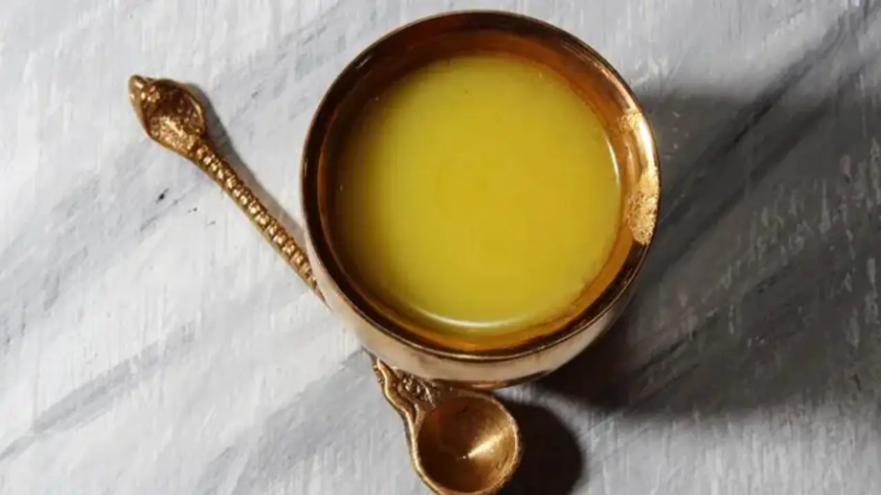 ചെറുചൂടുള്ള വെള്ളത്തിൽ നെയ്യ് ചേര്ത്ത് രാവിലെ വെറും വയറ്റില് കുടിക്കൂ, അറിയാം ഗുണങ്ങള് ചെറുചൂടുള്ള വെള്ളത്തിൽ നെയ്യ് ചേര്ത്ത് രാവിലെ വെറും വയറ്റില് കുടിക്കൂ, അറിയാം ഗുണങ്ങള്