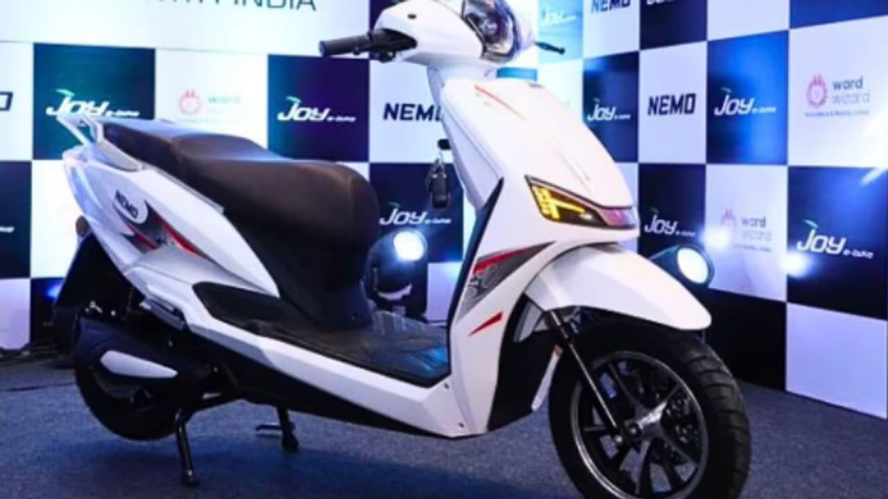 ഒരു കിമി പോകാൻ വെറും 17 പൈസ, ഫുൾ ചാർജ്ജിൽ 130 കിമീ; വില 99,000, ഇതാ ജോയ് നെമോ ഇലക്ട്രിക്ക് സ്കൂട്ടർ ഒരു കിമി പോകാൻ വെറും 17 പൈസ, ഫുൾ ചാർജ്ജിൽ 130 കിമീ; വില 99,000, ഇതാ ജോയ് നെമോ ഇലക്ട്രിക്ക് സ്കൂട്ടർ