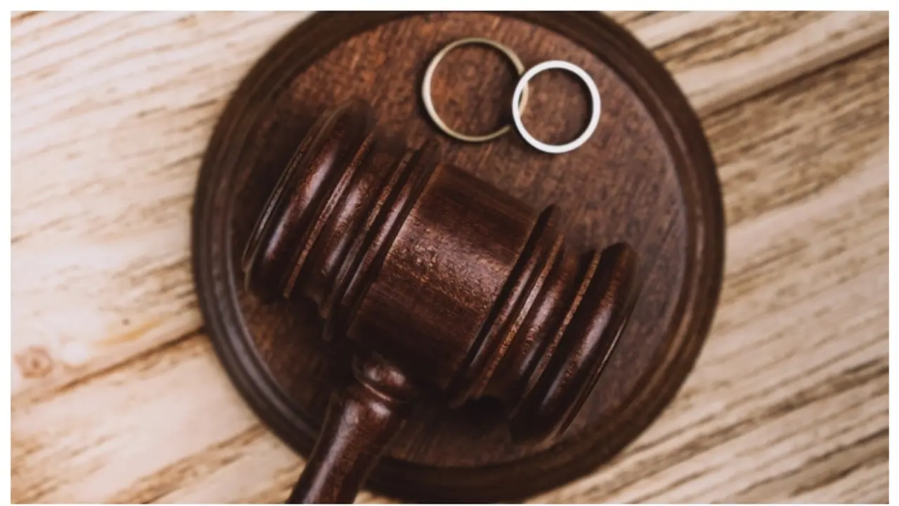 വിവാഹ മോചനത്തിനായി കാമുകന്റെ ഭാര്യയ്ക്ക് കാമുകി നല്കിയത് 1.39 കോടി രൂപ; പക്ഷേ, പണം തിരികെ ചോദിച്ച് കേസ് വിവാഹ മോചനത്തിനായി കാമുകന്റെ ഭാര്യയ്ക്ക് കാമുകി നല്കിയത് 1.39 കോടി രൂപ; പക്ഷേ, പണം തിരികെ ചോദിച്ച് കേസ്