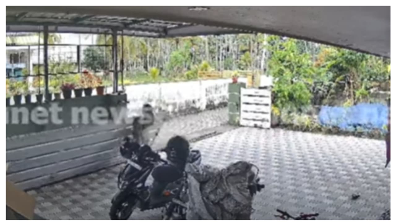 ആ ഒരു നിമിഷത്തിൽ കൂറ്റൻ ഗേറ്റ് താങ്ങി നിർത്തി ഗ്രീഷ്മ, 2 വയസ്സുകാരനായ മകൻ ജീവിതത്തിലേക്ക്, അത്ഭുത രക്ഷപ്പെടൽ ആ ഒരു നിമിഷത്തിൽ കൂറ്റൻ ഗേറ്റ് താങ്ങി നിർത്തി ഗ്രീഷ്മ, 2 വയസ്സുകാരനായ മകൻ ജീവിതത്തിലേക്ക്, അത്ഭുത രക്ഷപ്പെടൽ