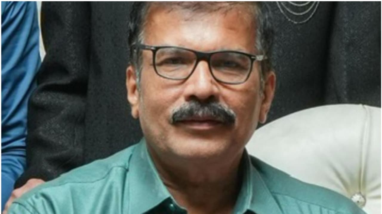 കാർ ഓടിക്കുന്നതിനിടെ റിട്ടയർ ബാങ്ക് ഉദ്യോഗസ്ഥൻ കുഴഞ്ഞുവീണ് മരിച്ചു