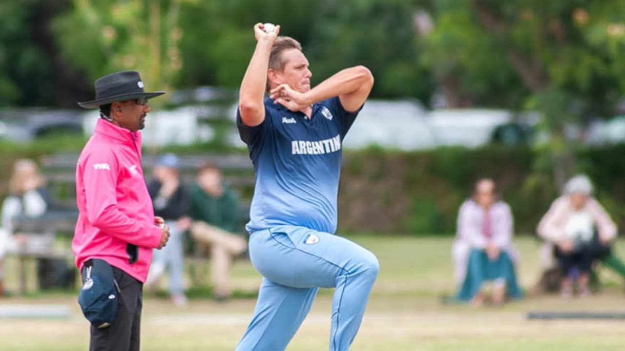 ടി20 ക്രിക്കറ്റിൽ 'ഡബിള് ഹാട്രിക്കു'മായി അർജന്റീന പേസർ ലോക റെക്കോര്ഡിനൊപ്പം; എന്നിട്ടും അർജന്റീനക്ക് തോൽവി ടി20 ക്രിക്കറ്റിൽ 'ഡബിള് ഹാട്രിക്കു'മായി അർജന്റീന പേസർ ലോക റെക്കോര്ഡിനൊപ്പം; എന്നിട്ടും അർജന്റീനക്ക് തോൽവി