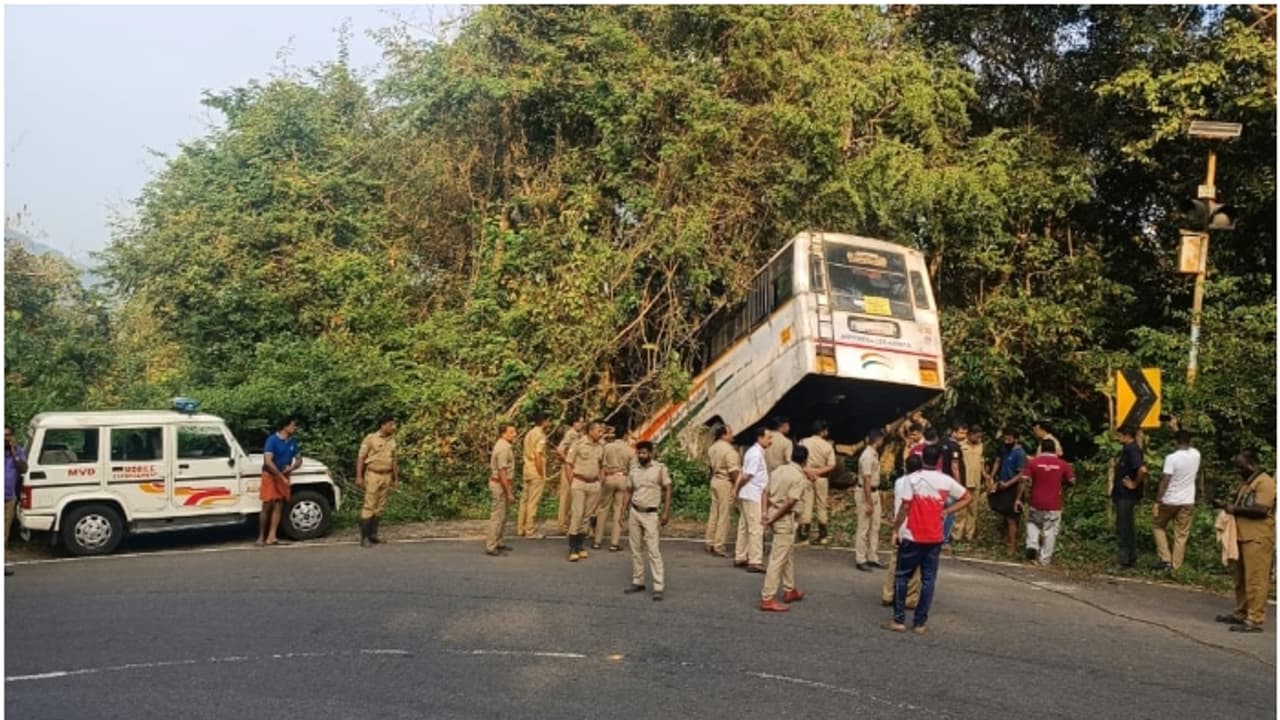 ശബരിമല തീർത്ഥാടകരുമായി പോയ കെഎസ്ആർടിസി ബസ് ബ്രേക്ക് നഷ്ടപ്പെട്ടു, കുഴിയിലേക്ക് ചരിഞ്ഞു ശബരിമല തീർത്ഥാടകരുമായി പോയ കെഎസ്ആർടിസി ബസ് ബ്രേക്ക് നഷ്ടപ്പെട്ടു, കുഴിയിലേക്ക് ചരിഞ്ഞു