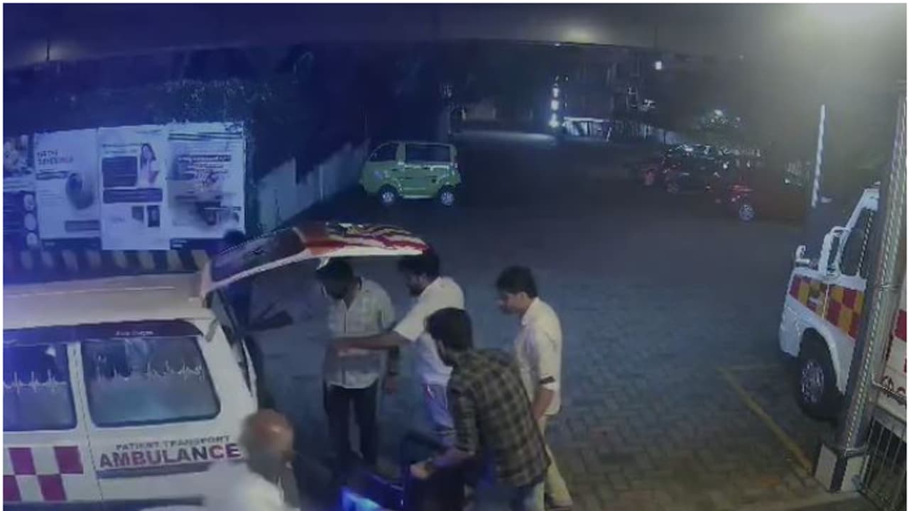 കുടുംബ വഴക്ക്; തൃശൂരിൽ ഭാര്യയെ കുത്തിയ ശേഷം ഭർത്താവ് കൈ മുറിച്ച് ആത്മഹത്യക്ക് ശ്രമിച്ചു, ആശുപത്രിയിൽ