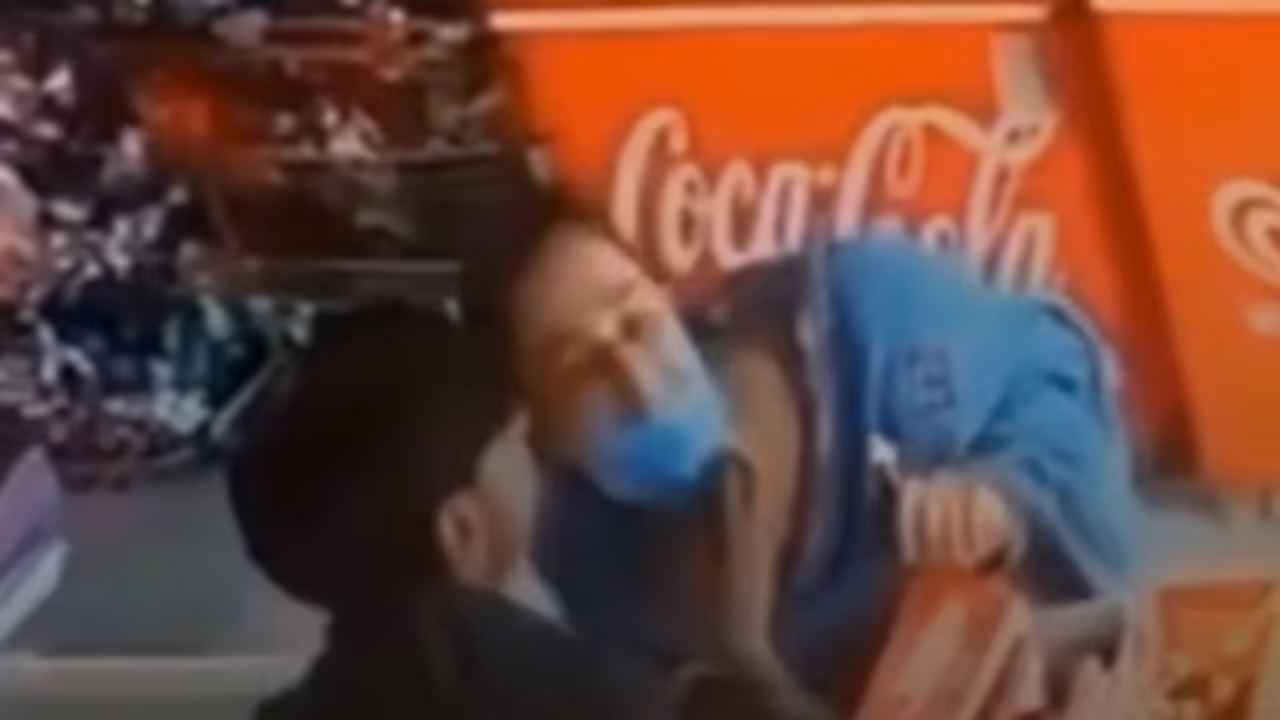 Bizarre! Pakistani woman offers kiss to shopkeeper instead of paying for goods, leaves Internet stunned| WATCH Bizarre! Pakistani woman offers kiss to shopkeeper instead of paying for goods, leaves Internet stunned| WATCH