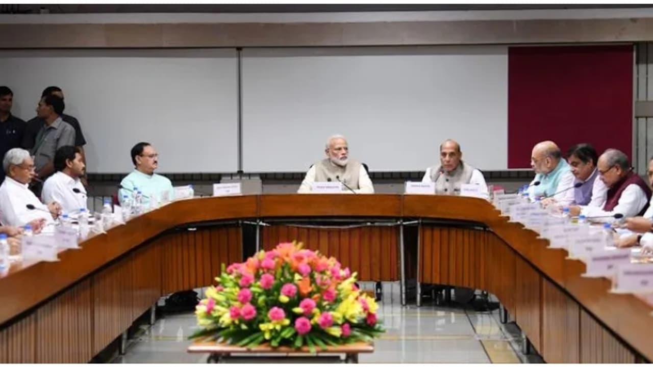 ഒരു രാജ്യം ഒരു തെരഞ്ഞെടുപ്പ്; കേരള നിയമസഭയുടെ കാലാവധി കുറയ്ക്കേണ്ടി വരും, അവസാന നീക്കങ്ങളിലേയ്ക്ക് കേന്ദ്രം ഒരു രാജ്യം ഒരു തെരഞ്ഞെടുപ്പ്; കേരള നിയമസഭയുടെ കാലാവധി കുറയ്ക്കേണ്ടി വരും, അവസാന നീക്കങ്ങളിലേയ്ക്ക് കേന്ദ്രം