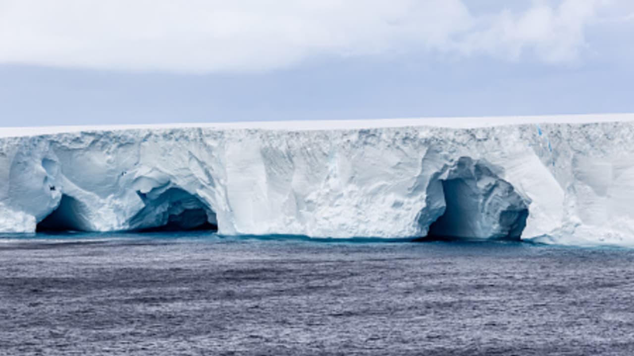 എന്ത് സംഭവിക്കുമെന്ന് കണ്ടറിയണം! ലണ്ടന്‍റെ ഇരട്ടി വലിപ്പം, 30 വർഷം കുടുങ്ങിക്കിടന്ന കൂറ്റൻ മഞ്ഞുമല ഒഴുകുന്നു