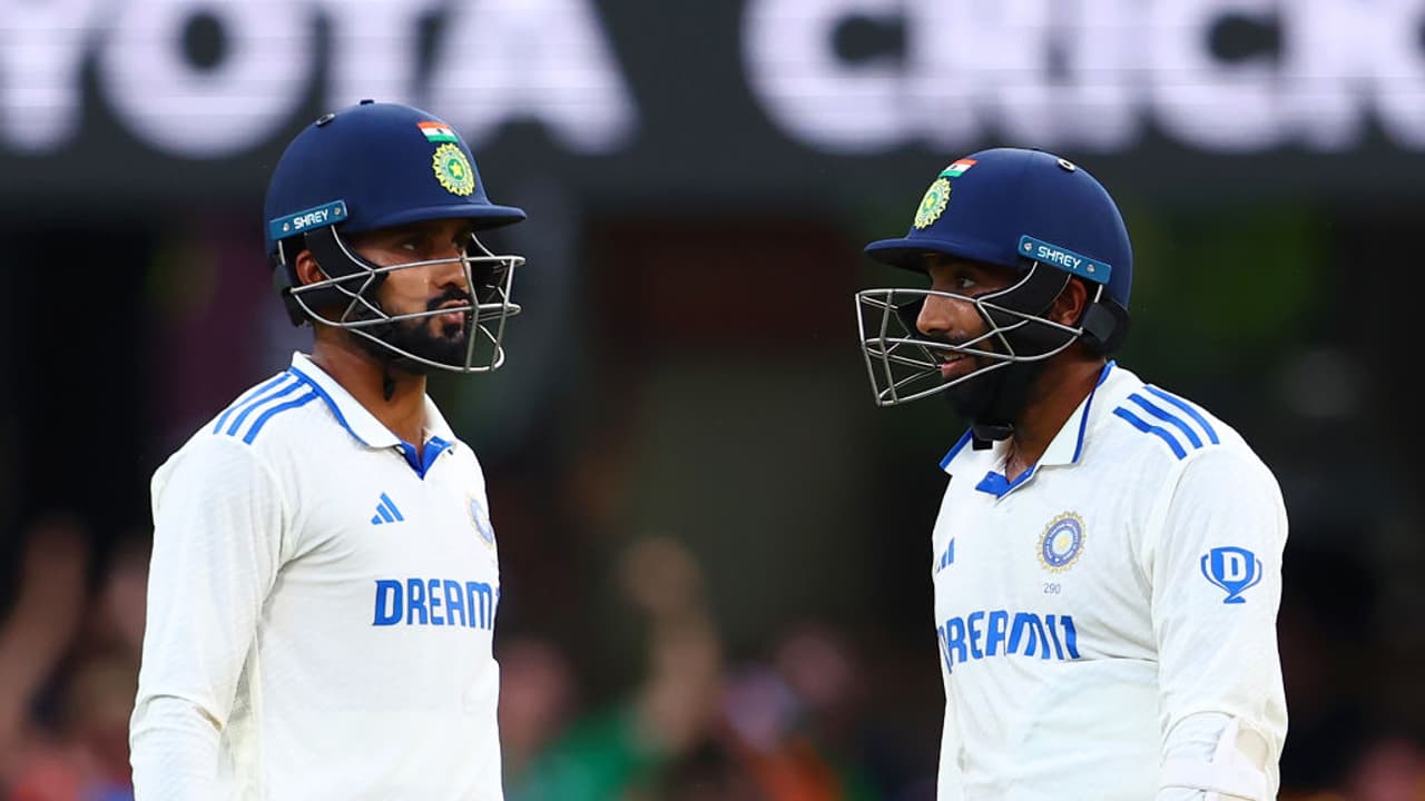 വീരോചിത പോരാട്ടവുമായി ജഡേജയും ബുമ്രയും ആകാശ്ദീപും; ബ്രിസ്ബേൻ ടെസ്റ്റില് ഫോളോ ഓണ് ഭീഷണി മറികടന്ന് ഇന്ത്യ വീരോചിത പോരാട്ടവുമായി ജഡേജയും ബുമ്രയും ആകാശ്ദീപും; ബ്രിസ്ബേൻ ടെസ്റ്റില് ഫോളോ ഓണ് ഭീഷണി മറികടന്ന് ഇന്ത്യ