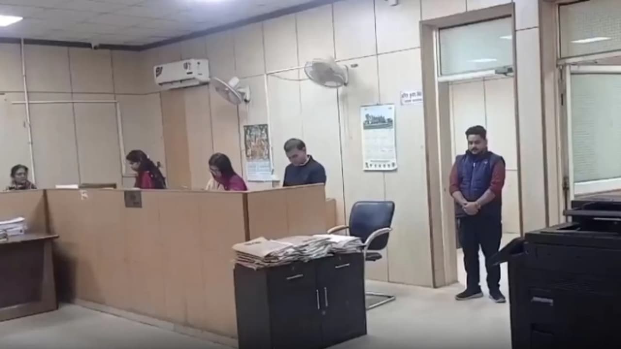 പറഞ്ഞിട്ടും കേൾക്കാത്ത സർക്കാർ ഉദ്യോഗസ്ഥർക്ക് നിൽപ്പ് ശിക്ഷ; വൃദ്ധനെ ഏറെനേരം കൗണ്ടറിൽ കാത്തുനിർത്തിയതിന് നടപടി പറഞ്ഞിട്ടും കേൾക്കാത്ത സർക്കാർ ഉദ്യോഗസ്ഥർക്ക് നിൽപ്പ് ശിക്ഷ; വൃദ്ധനെ ഏറെനേരം കൗണ്ടറിൽ കാത്തുനിർത്തിയതിന് നടപടി