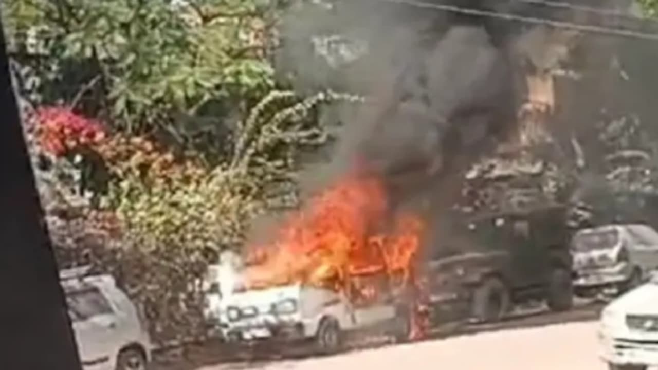 റോ‍ഡരികിൽ പാർക്ക് ചെയ്തിരുന്ന വാൻ കത്തി നശിച്ചു; വാഹനത്തിലെ ഗ്യാസ് സിലിണ്ടർ പൊട്ടിത്തെറിച്ചതെന്ന് സൂചന