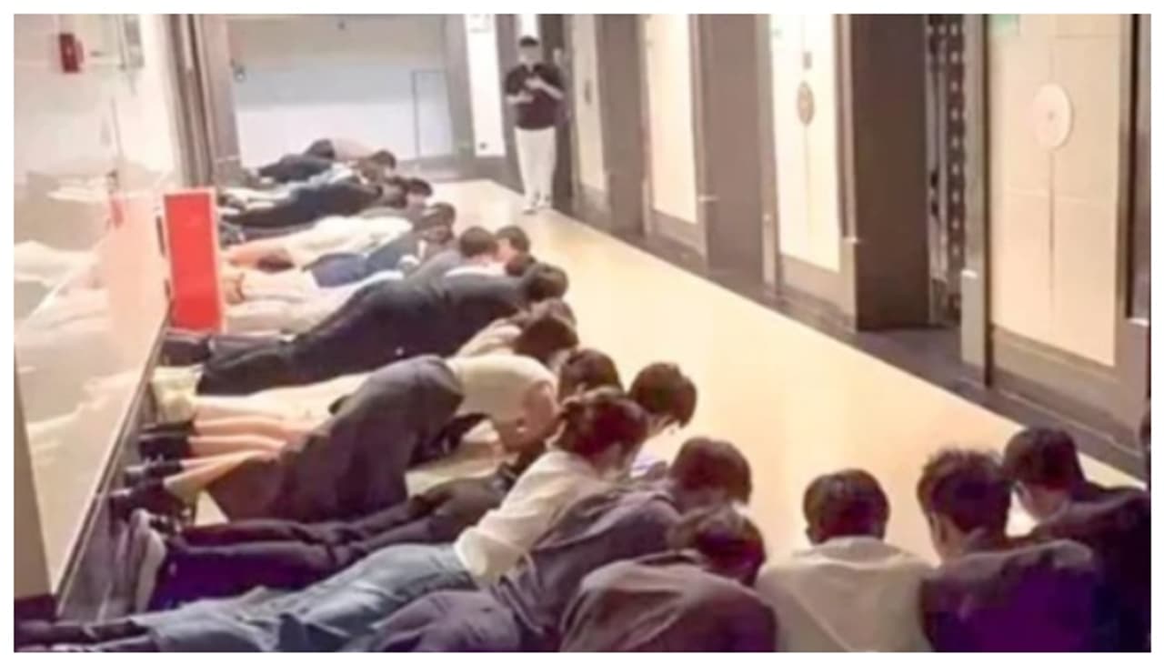 'നിങ്ങൾക്കായി ഞങ്ങളുടെ ജീവൻ നൽകും'; ബോസിന്‍റെ കാലില്‍ വീണ് ചൈനീസ് തൊഴിലാളികള്‍, വിവാദം 